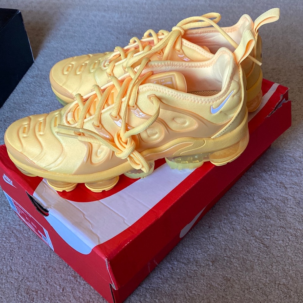 Nike Women’s Air Vapormax plus color: citron Size: 7.5 NEW